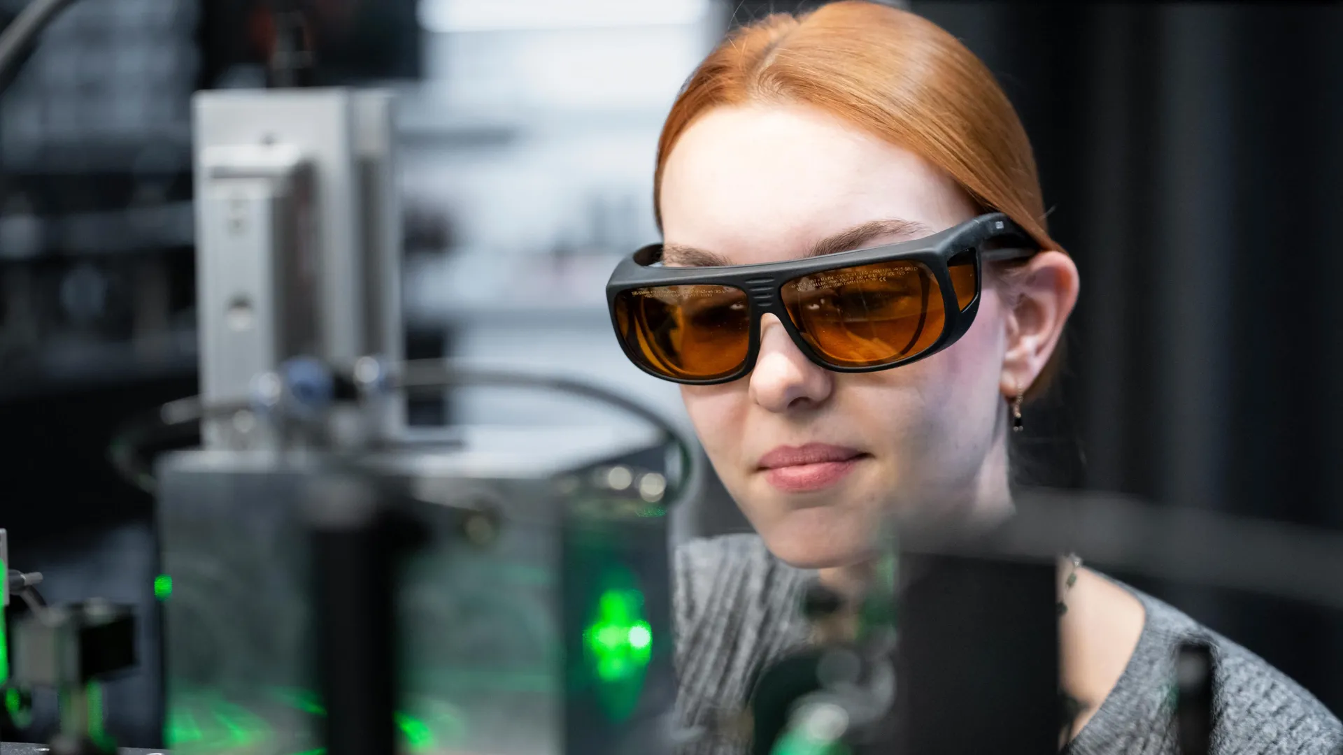 레이저 트랩에 있는 이 빛나는 입자는 번개가 어떻게 시작되는지 밝힐 수 있습니다.