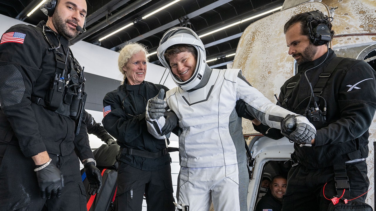 NASA 우주비행사의 별거 중인 아내, 우주에서 저지른 최초의 범죄에 대해 허위 주장을 한 것에 대해 유죄를 인정