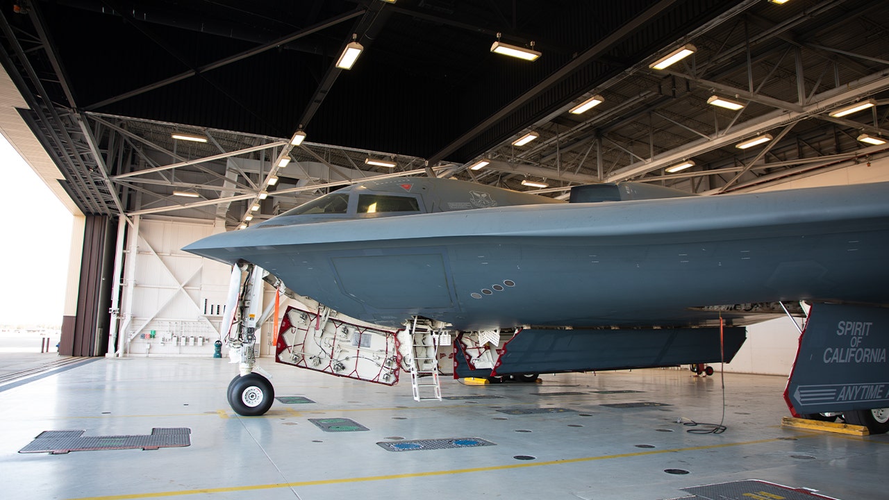 Operation Midnight Hammer 내부: B-2 사령관은 미국이 이란에 대한 기습 공격을 어떻게 수행했는지 밝힙니다.