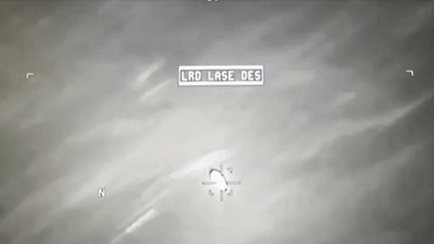 헬파이어 미사일이 의회에 공개된 놀라운 UAP 영상에서 신비한 구체에 튕겨져 나옵니다.