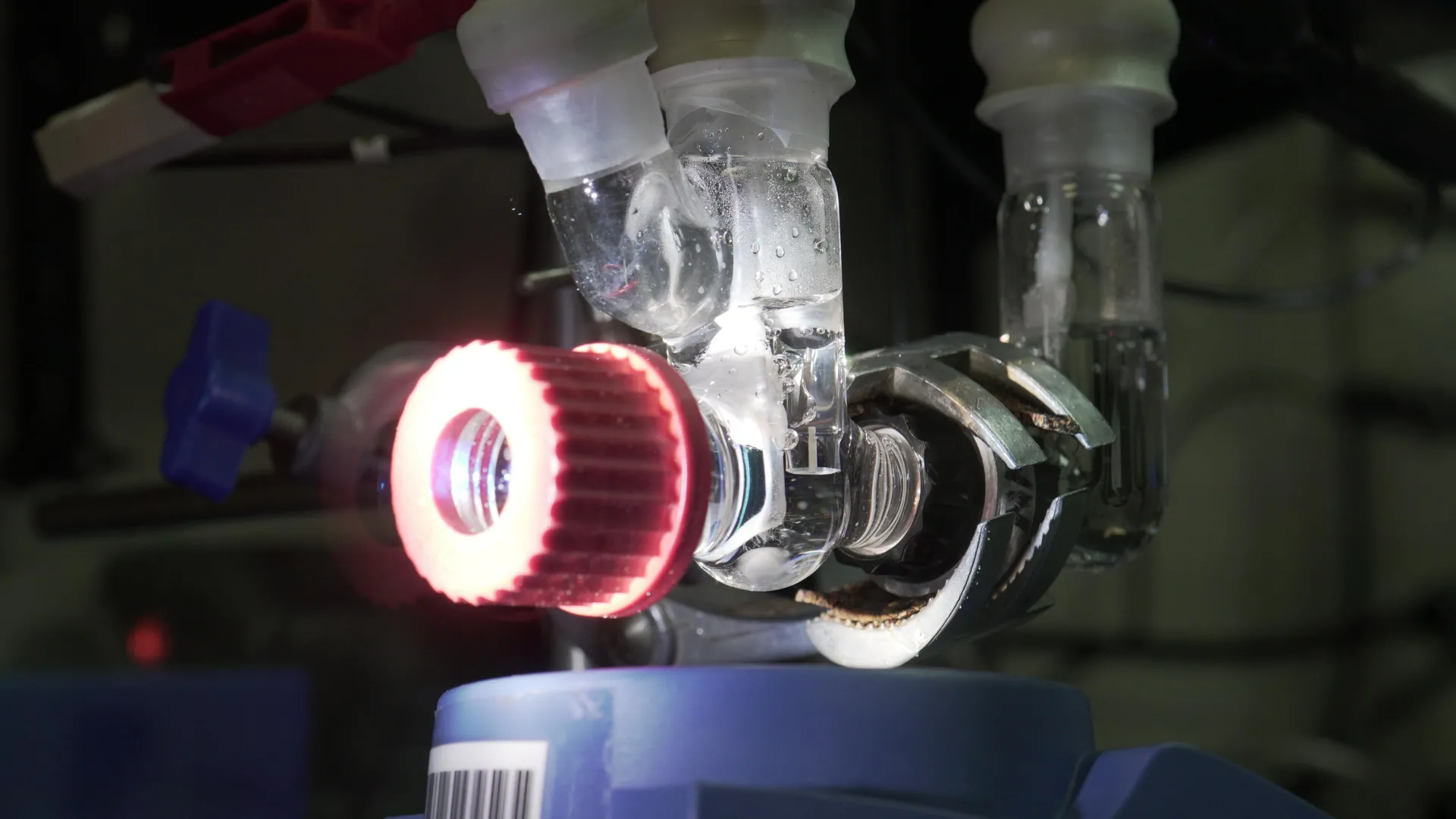 이 인공 잎은 오염을 전력으로 바꾼다