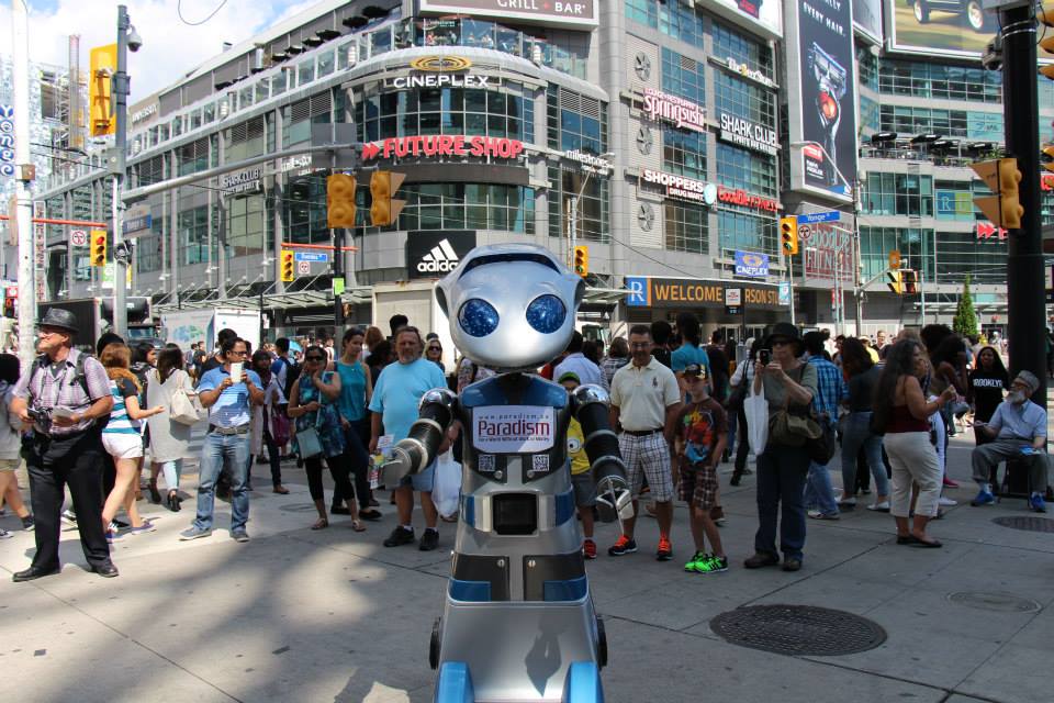 ——-토론토 거리의 독특한 오후, 로봇이 천국에 대해 이야기합니다!