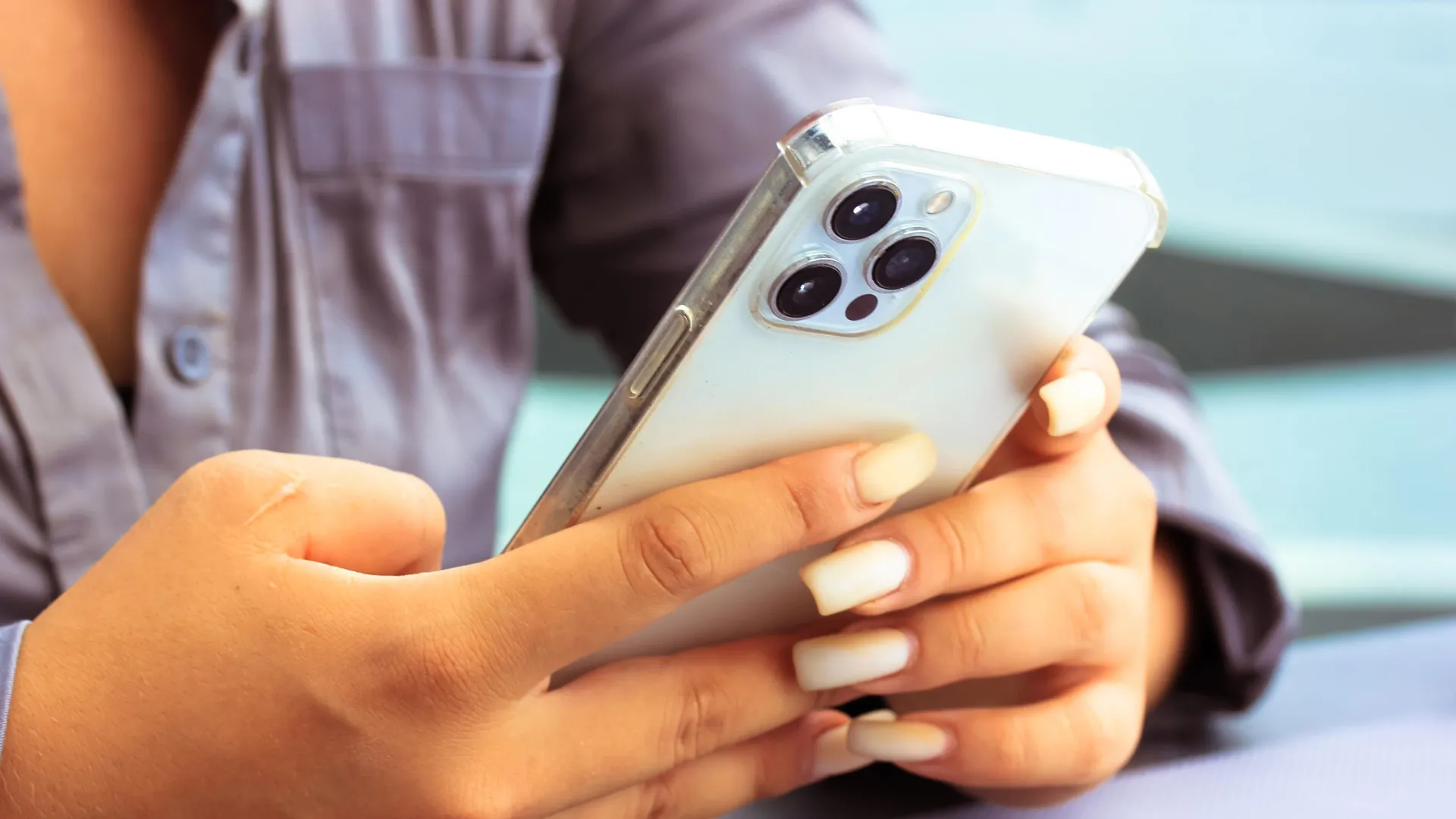 과학자들이 긴 손톱에도 터치스크린을 사용할 수 있는 투명한 매니큐어를 개발했습니다.