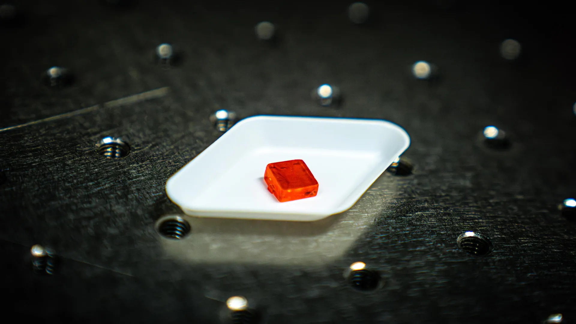 이 값싼 태양전지는 결함이 있기 때문에 더 잘 작동합니다.